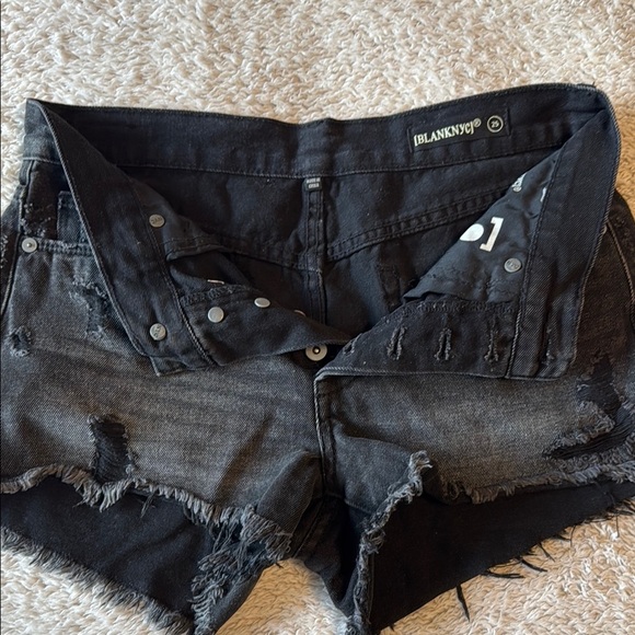 🩳 BLANK NYC Women’s Black Distressed Denim Shorts – Size 25 - Picture 5 of 7